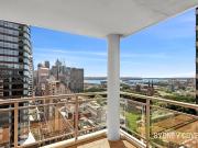 STUNNING NORTH EASTERN ICONIC VIEWS OF HYDE PARK & THE...