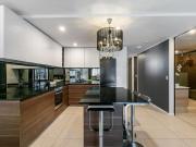 Stunning Penthouse, 2 bathrooms stylishly renovated