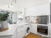 STUNNING POTTS POINT ONE BEDDER