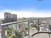 Stunning river view apartment on 21th floor in the heart...