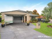 Stunning Spacious 6 Bedroom Family Home Walk to Somerset...