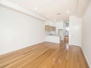 STUNNING SPACIOUS TOWNHOUSE CLOSE TO OAK PARK STATION...