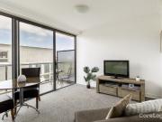 Stunning Studio Apartment with Sydney Harbour Views in...