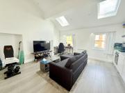 ✨ Stunning Top Floor 1 Bedroom Flat – Russell Sq ✨