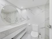 Stunning Waterfront Apartment – Fully Renovated to...