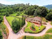 Stupenda tenuta con parco piscina campo da tennis sulle...