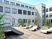 Stylisches Büro mit Terrasse