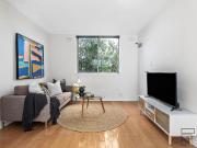 Stylish 1 Bedroom Apartment in a Prime Location Just a...