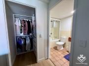 Stylish 1 Bedroom Apartment with Parking & Furniture in...