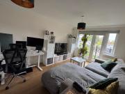 Stylish 2 Bed Flat with Balcony & Parking