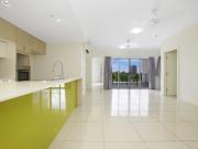 Stylish 2 Bedroom, 2 Bathroom Unit with City Skyline Views