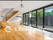 Stylish 2 Bedroom Townhouse in Prime St Kilda East...