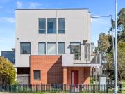 Stylish 3 Bedroom Townhouse Opposite Highland Shopping...