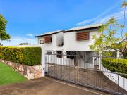 Stylish 3 Bedroom Two Level Property with River Views in...
