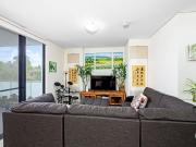 Stylish and Contemporary 1 bedroom Unit with large study