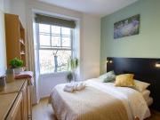 Stylish and Convenient Studio Flat with Garden Views in...