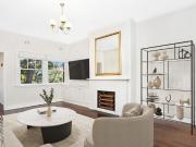 Stylish Apartment in Prime Lifestyle Location