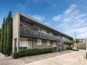 Stylish apartment in sought after location!