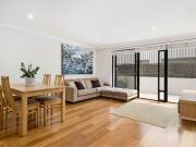 Stylish Apartment In Vibrant Harbour Side Address