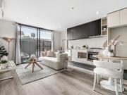 STYLISH APARTMENT WITH GENEROUS PRIVATE COURTYARD GARDEN...