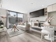 STYLISH APARTMENT WITH GENEROUS PRIVATE COURTYARD GARDEN...