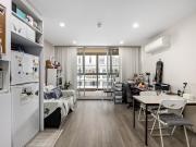 Stylish CBD Apartment with Secure Parking & Resort Style...