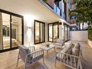 Stylish Courtyard Apartment with Private Entrance in...