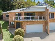 Stylish Elevated Property Offering Space, Comfort & Views