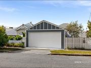 Stylish Herston Haven – Perfect for Professionals or...