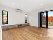 STYLISH, MODERN AND SPACIOUS TOWNHOUSE!