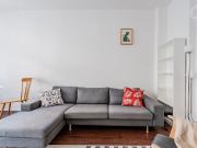 Stylish Modern Apartment with Balcony & Bathtub in...