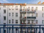 Stylish Modern Apartment with Balcony & Bathtub in...