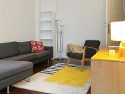 Stylish Modern Apartment with Balcony & Bathtub in...