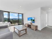 Stylish, North Facing Executive Apartment with Mountain...