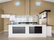 Stylish & Oversized 2 Bedroom Granny Flat – Private...