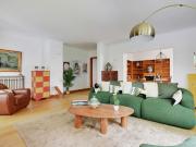 Stylish Paris Apartment: Prime Location, Modern Comforts