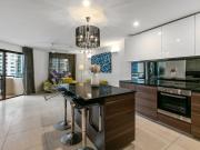 Stunning Penthouse, 2 bathrooms stylishly renovated