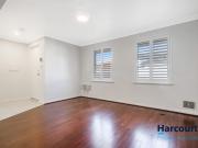 Stylish & Renovated Townhouse in Prime Applecross Location