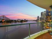 Stylish Riverfront Apartment in Admiralty Towers One ? 2...