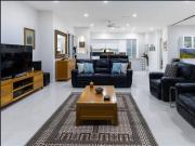 STYLISH SINGLE LEVEL GOLF FRONT HOME