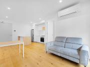 Stylish & Spacious 2 Bedroom Apartment with Secure Car...
