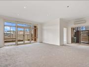 Stylish & Spacious 3 Bedroom Apartment – Prime Macquarie...