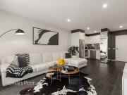 Stylish & spacious apartment in the heart of St Kilda