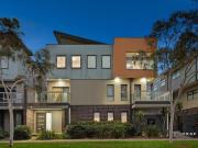 Stylish & Spacious Living Opposite Craigieburn Central!