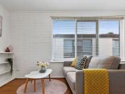 Stylish & Sunlit Apartment Opposite Caulfield Park