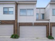 Stylish, Sunlit Home close to Parks, Schools & Shops