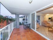 Spacious top floor 3 bedroom Apartment with double car...