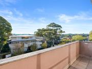 Stylish Top Floor Apartment in a Boutique Block Near...