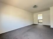 Stylish Top Floor Apartment with Park Access