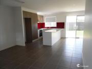 Stylish Townhouse in Coomera – Contemporary Living in a...